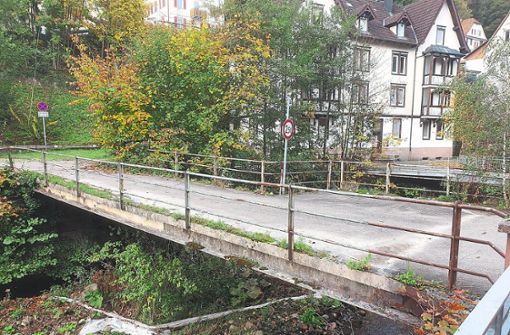 Die meisten Brücken, die mit Zustand ungenügend bewertet sind, sind schon länger gesperrt wie jene von der Schiltachstraße zum Parkplatz am Tunneleingang. Die Fahrzeuge gelangen über die Tunnelzufahrt auf den Parkplatz. Foto: Riesterer