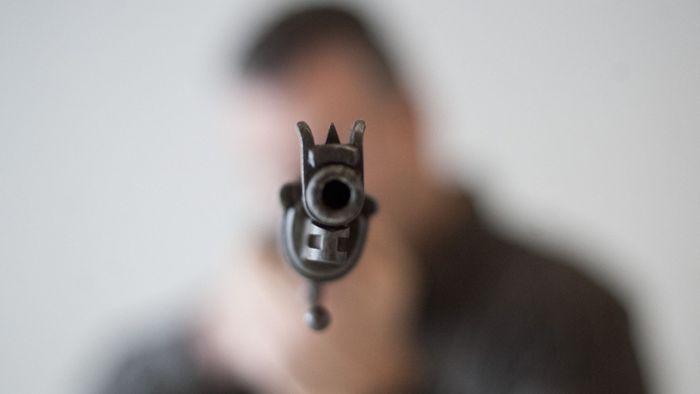 Mann bedroht Nachbarn mit Waffe