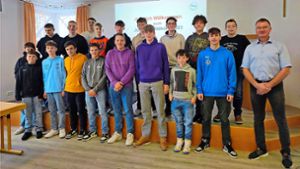 Die Schüler aus Schopfloch und Waldachtal mit Bürgermeister Thomas Staubitzer Foto: Gemeinde Schopfloch
