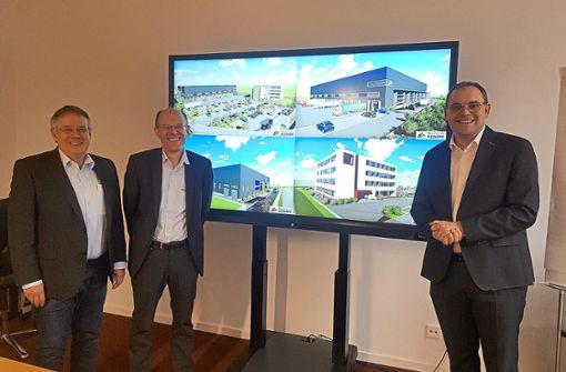 Dieter (links) und Wolfgang Kömpf mit Florian Kling zeigen, wie das neue Logistik- und Dienstleistungszentrum dereinst aussehen soll. Foto: Rousek