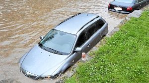 Wasser reißt Auto Hunderte Meter mit
