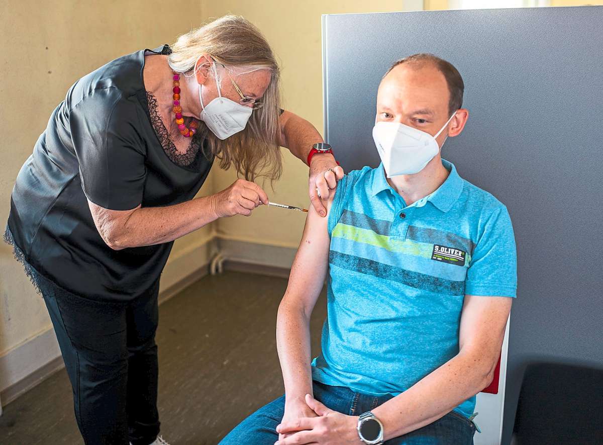 Die Betriebsärztin der Firma Köbele, Sybille Feiertag-Tittl, verabreichte am Dienstagmorgen 49 Spritzen des Impfstoffs von BionTech/Pfizer.