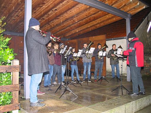 Der Posaunenchor hat die  Hofweihnacht in Isingen  umrahmt. Foto: May Foto: Schwarzwälder Bote