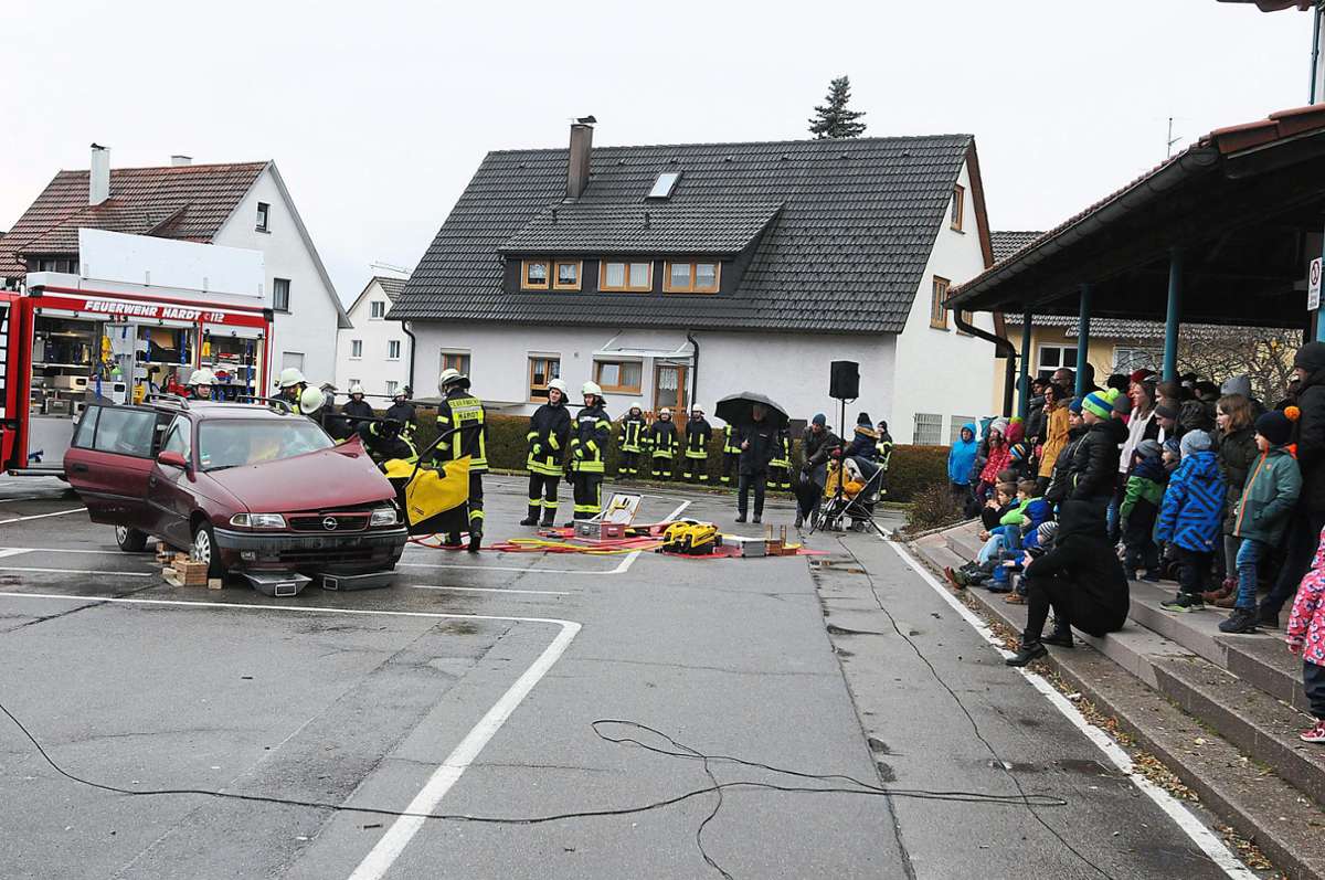 Die Feuerwehr rettet die Insassen eines Unfallautos mitten auf dem Schulhof unter den Augen der Zuschauer aus dem Wagen. Foto: Ziechaus