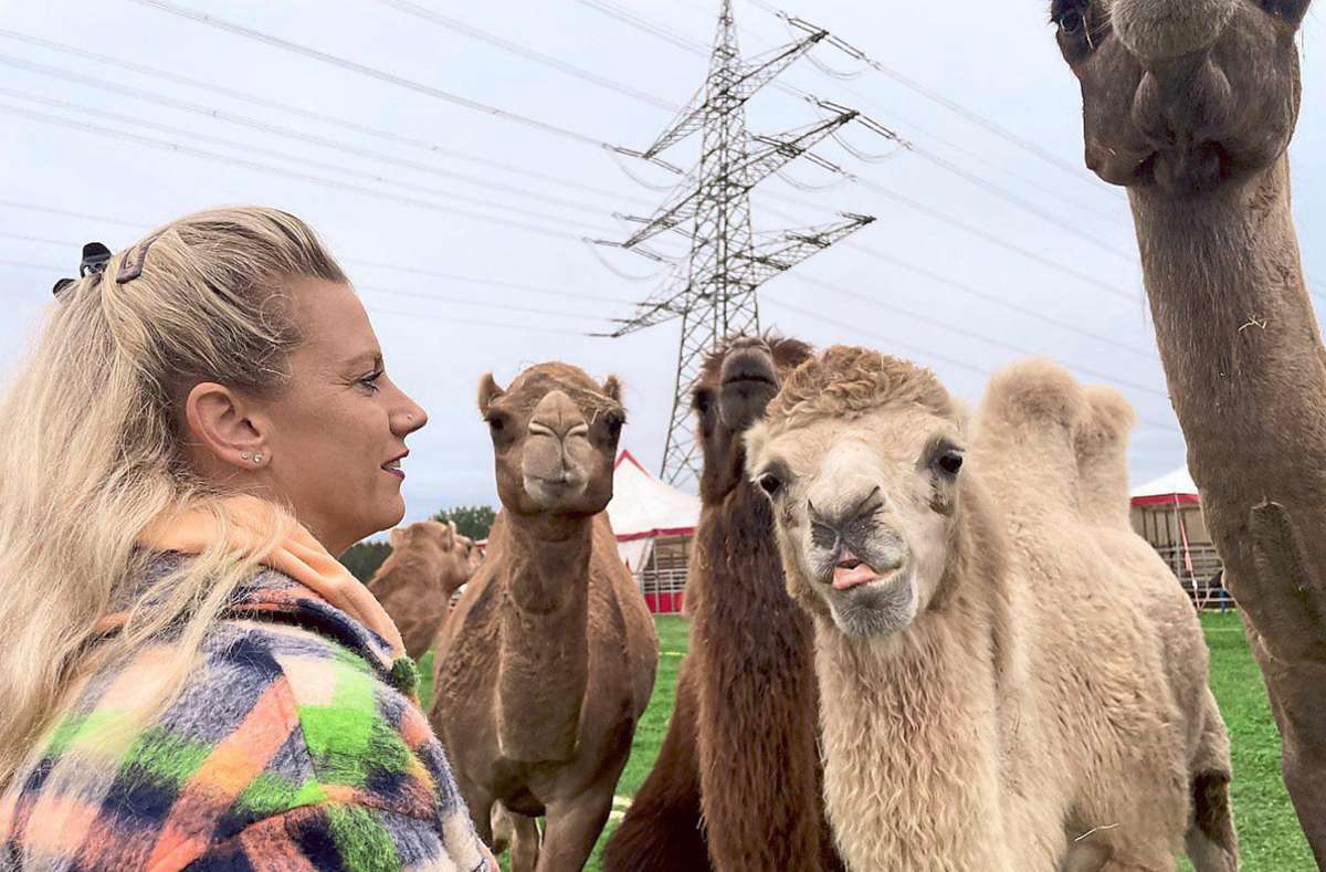 Auf Du und Du mit dem Kamelen: Zirkus-Chefin Tina Quaisser. Foto: Kinderknecht