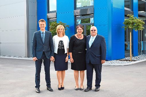 Klaus Müller (von links), Martina Müller-Roth, Susanne Storm und Rüdiger Storm präsentieren stolz die neue Produktionshalle der Firma B+M Schaltanlagenbau in Mönchweiler. Foto: Schwarzwälder-Bote