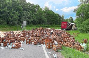 Zahllose Kisten Leergut hat ein Lastwagen am Donnerstag bei Königsfeld an der Kreuzung mit der Landesstraße 177 auf der Kreisstraße 5723 verloren. Foto: Moser