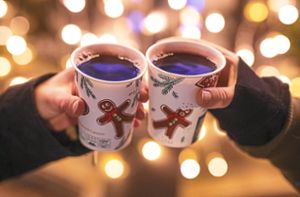 Besucherinnen eines Weihnachtsmarkts stoßen mit Glühwein in Pappbechern an. Das wird – Stand jetzt – auch auf dem Christkindlesmarkt in Balingen und dem Christbaummarkt in Frommern möglich sein. Foto: Schmidt