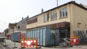 Das Doppelhaus in der Lessingstraße, das vor rund zwei Jahren ausgebrannt ist, wird derzeit neugebaut. Foto: Mareike Kratt