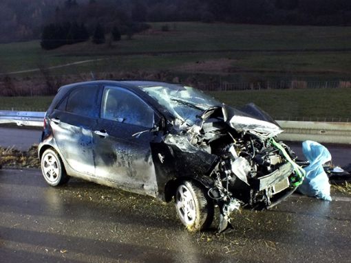 Am Wagen entstand beim Unfall zwischen Oberdigisheim und Tieringen Totalschaden – die Fahrerin wurde schwer verletzt ins Krankenhaus gebracht. Foto: Holbein