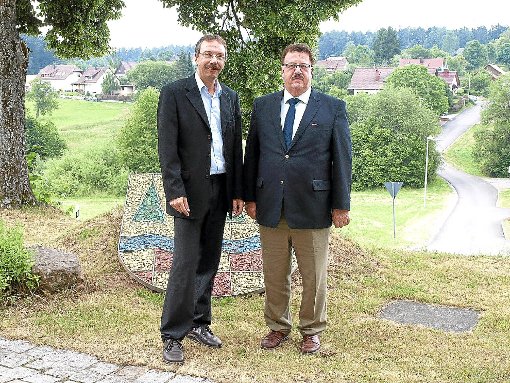 Der Bürgermeister von Oberreichenbach Karlheinz Kistner (links) und der Parlamentarische Staatssekretär Hans-Joachim Fuchtel freuen sich über den Zuschuss aus Berlin. Foto: Promo