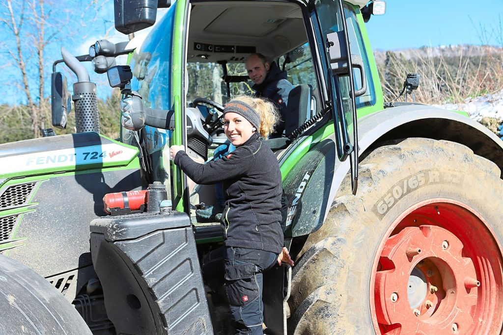 Der Einsatz landwirtschaftlicher Fahrzeuge gehört zu den praktischen Erfahrungen der Studentin.