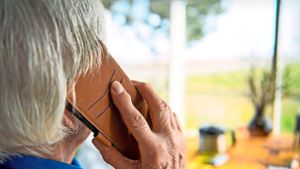 Vor allem ältere Mitbürger werden häufig Opfer von Telefonbetrügern. (Symbolfoto) Foto: dpa/Gollnow