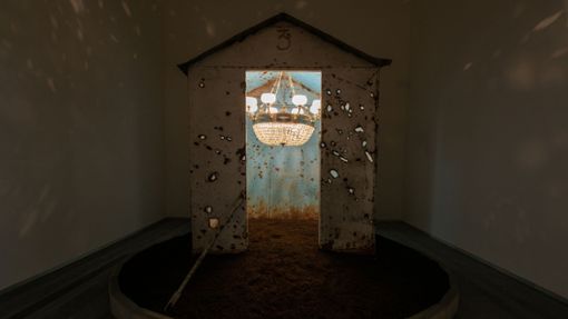Das Werk „Haus der Kultur“ von Schanna Kadyrowa besteht aus einem im Krieg beschädigten Schuppen. Foto: PinchukArtCentre © 2023/Sergey Illin