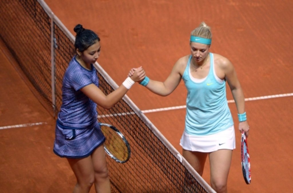 Sabine Lisicki (rechts) hat in der ersten Runde des Porsche Tennis Grand Prix überraschend gegen Sarina Dijas aus Kasachstan mit 0:6, 0:6 verloren.  Foto: dpa
