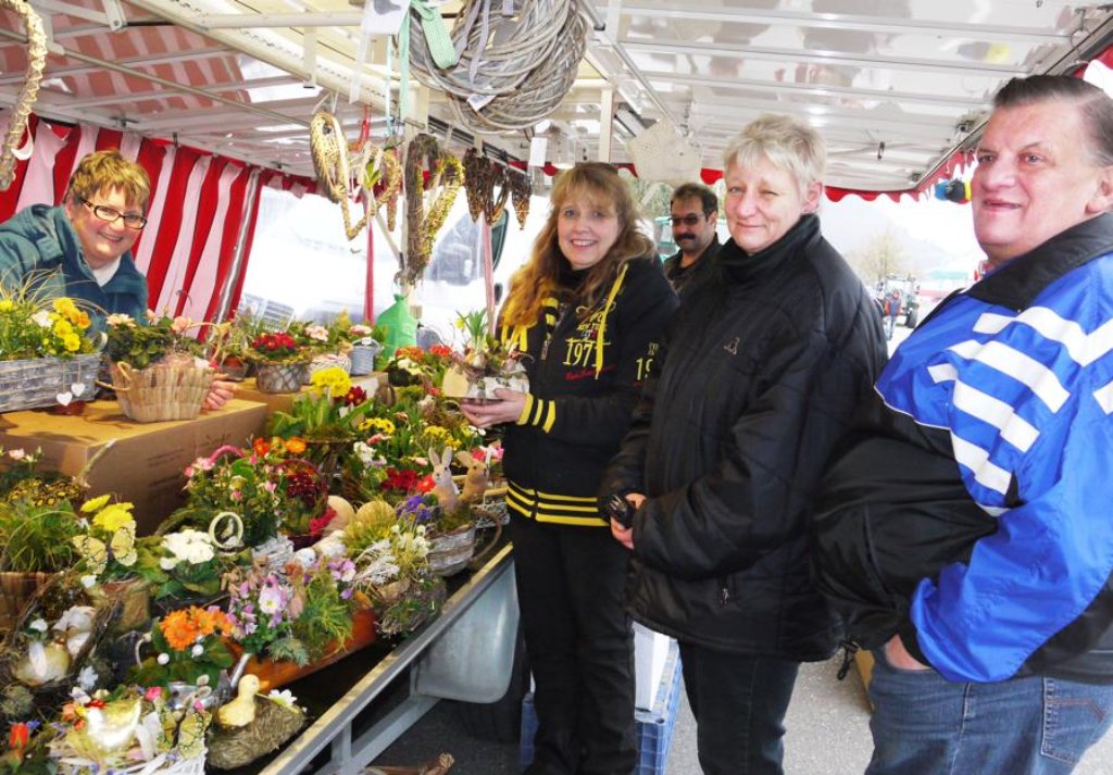 Ganz viele Besucher des Frühlingsfestes in der Sigmaringer Straße freuen sich über das bunte Warenangebot.