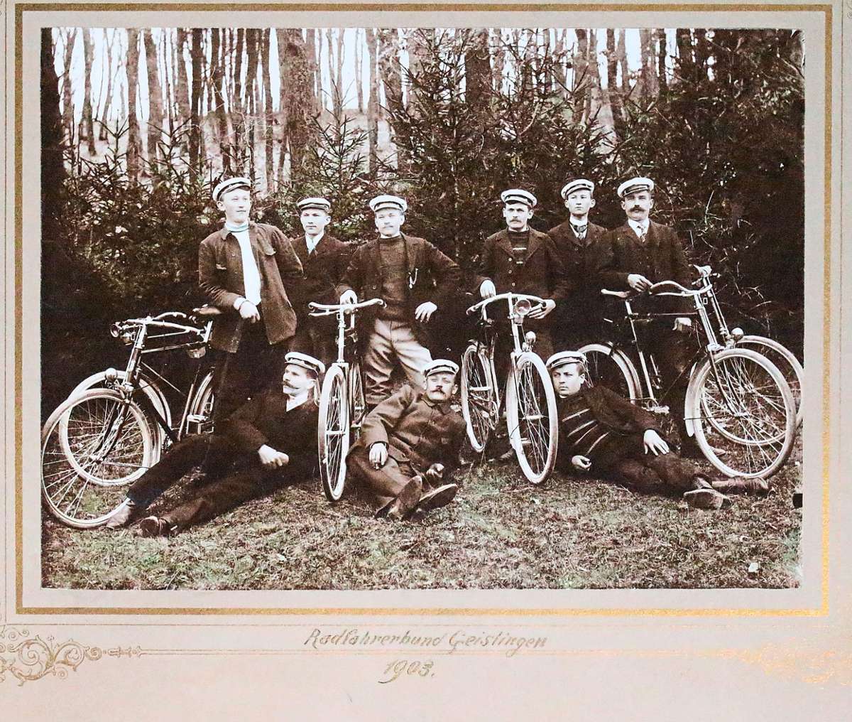 Mit Vorwärts und Wanderlust hat es Anfang des 20. Jahrhunderts in Geislingen gleich zwei Vereine gegeben, die das Hobby Radfahren pflegten.Repro: Schreiber