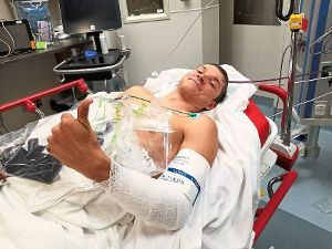 Grüße aus dem Krankenbett: Dominik Sowieja kann schon wieder lächeln. Foto: Privat