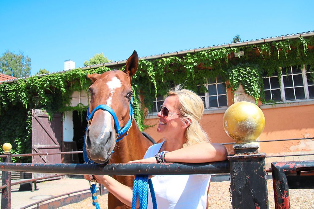 Kerstin Tritschler organisiert nicht nur seit 14 Jahren das Poloturnier des Fürstenhauses, sie reitet auch selbst. Beim Turnier legt sie Wert darauf, dass nur gesunde Tiere an den Start gehen.
