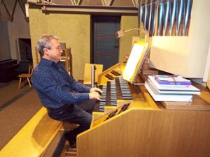 Am 12. Januar hat Albert Wochner zum ersten Mal offiziell den Gottesdienst in St. Ulrich musikalisch gestaltet. Foto: Schnurr Foto: Schwarzwälder Bote