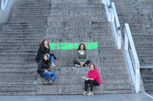 Die vier Schülerinnen Amelie Bier (von links nach rechts), Greta Daum, Chiara Pauly und Hannah Lenk haben die Königstraße am Sonntag in ein Meer grüner Flecken verwandelt, um auf den Klimawandel aufmerksam zu machen. Foto: Ferdinand Bier