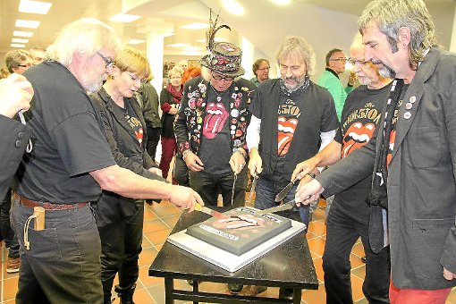Die Stones-Fans schneiden bei der Ausstellungseröffnung standesgemäß eine Torte mit Zunge an. Foto: Hübner