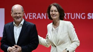 Katarina Barley, hier gemeinsam mit Olaf Scholz, geht als SPD-Spitzenkandidatin ins Rennen. (Archivbild) Foto: AFP/TOBIAS SCHWARZ