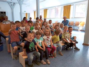Die kleinen Gäste lauschen in der Stadtbücherei Oberndorf gespannt Lesepatin Anne Schermaul. Foto: Stadtbücherei Foto: Schwarzwälder Bote