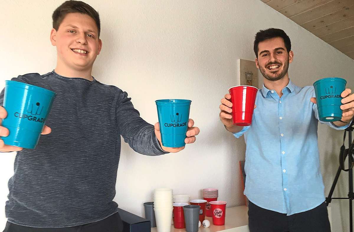 Gegen den Partymüll: Moritz (links) und Oliver Link zeigen ihre Entwicklung nachhaltiger Trink- und Partybecher. Auf dem Foto fehlt Julius Link. Foto: Hochheuser