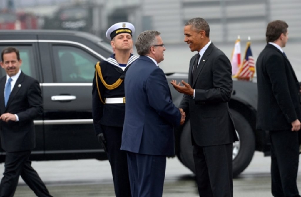 Polens Staatspräsident Bronislaw Komorowski (links) begrüßt US-Präsident Barack Obama in Warschau.