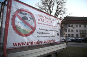 Das Transparent der Bürgerinitiative Waldhof steht vor dem Geislinger Schloss. Deren Mitglieder wenden sich gegen das KSK-Übungsgelände. Auch die Balinger Stadträte sind mit der bisherigen Entscheidungsfindung nicht einverstanden. Foto: Maier