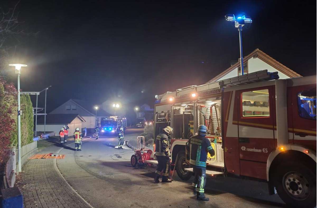 Abendlicher Einsatz in der Deißlinger Hessestraße: Die Feuerwehr löschte einen Kellerbrand.