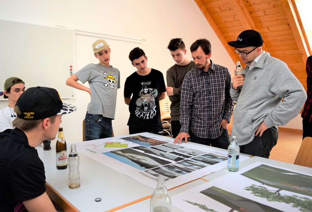 Beim Planungsworkshop rauchen die Köpfe. Christian Thomas (Zweiter von rechts) zeigt Varianten auf und stellt Entwürfe für den Deißlinger Skatepark vor. Foto: Zelenjuk Foto: Schwarzwälder-Bote