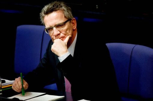 Verteidigungsminister Thomas de Maizière steht wegen der Euro Hawk-Pleite unter erheblichem Druck.  Foto: dpa