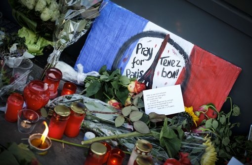 In Stuttgart zeigen Menschen ihre Trauer über die Ermordeten von Paris. In der Fotostrecke zeigen wir Eindrücke vom Institut français in der Landeshauptstadt. Foto: Lichtgut/Leif Piechowski