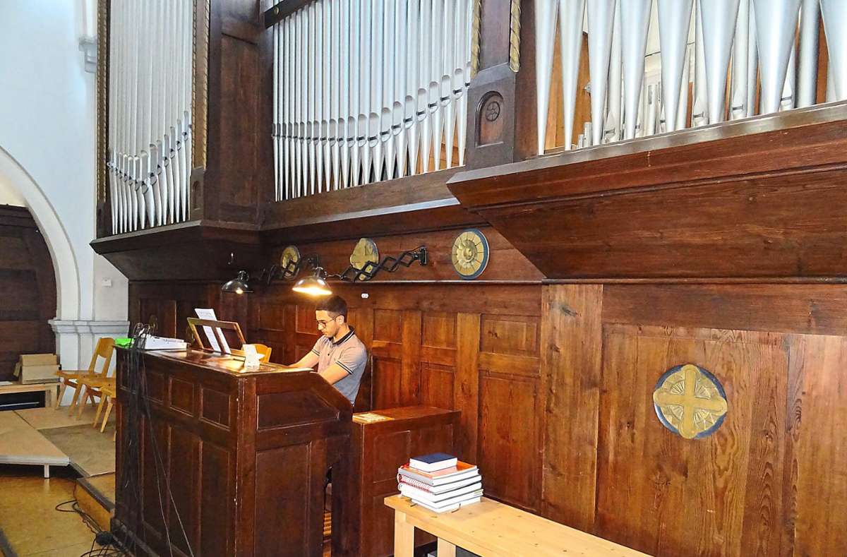 Kaum in Schramberg angekommen, sind die Teilnehmer des Orgelwettbewerbs am Üben – wie hier an der Späth-Orgel in der Heilig-Geist-Kirche. Foto: Fritsche