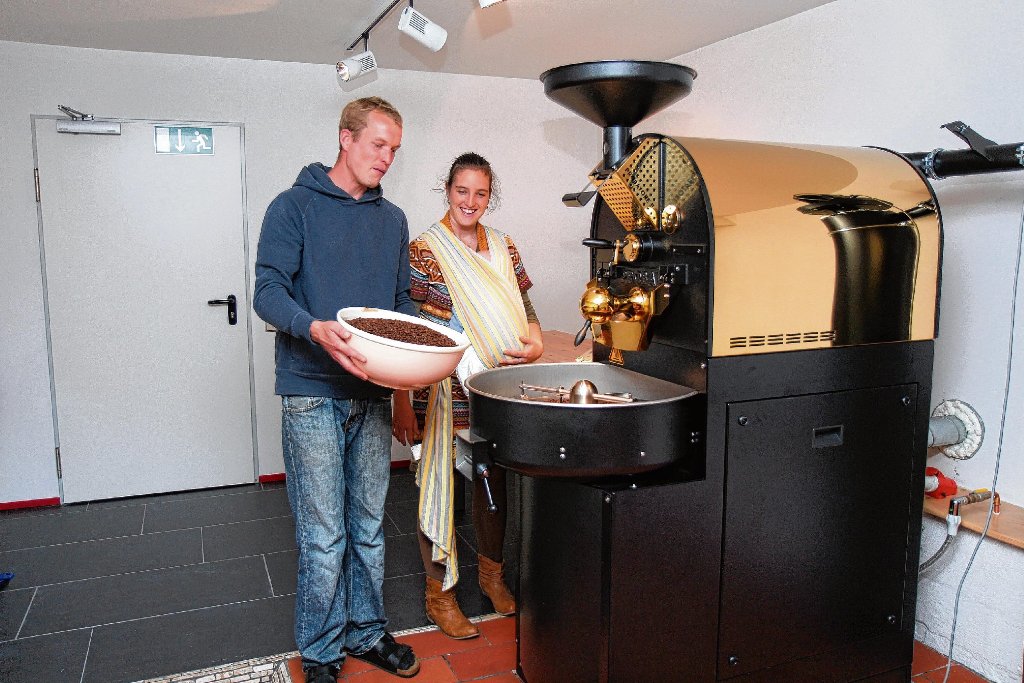 Eine Kaffeerösterei eröffnet bald  in Löffingen Joscha und Sandra Krause, hier vor ihrer Röstmaschine, im Tragetuch trägt sie den kleinen Lionidas.   Foto: Bächle Foto: Schwarzwälder-Bote