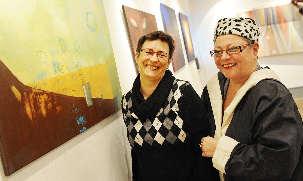Poesie hat sie zu einer Bilderserie inspiriert: Anderwelt heißt die Ausstellung der Pfalzgrafenweiler Künstlerin Ulrike Hauck (links), die im Klosterforum zu sehen ist. Rechts die Künstlerin Muriel Shah, die die Austellungsreihe künstlerisch begleitet. Foto: Hopp Foto: Schwarzwälder-Bote