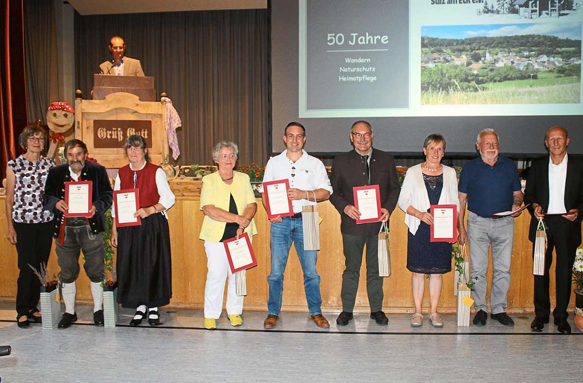 Die Sulzer Schwarzwaldvereins-Ortsgruppe nutzte den Festakt, um zahlreiche langjährige Mitglieder zu ehren. Foto: Baum