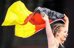 Aline Rotter-Focken zeigt nach ihrem Olympia-Sieg die Deutschland-Fahne. Foto: Woitas