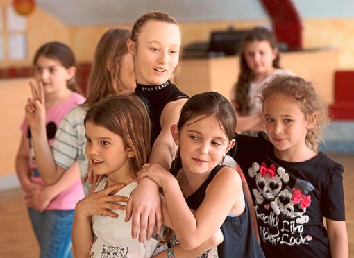 Dance4Fans ist  bei den Nachwuchstänzern beliebt: Anne Albrecht mit Schülerinnen in der Tanzschule Gayer Foto: Lück Foto: Schwarzwälder Bote