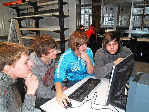 Gleich ausprobiert haben die Schüler die neuen Computer. Foto: Schwarzwälder-Bote