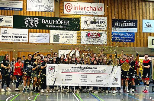 In der Altdorfer Herbert-König-Halle feiern die Handballer der TG Altdorf/Ettenheim die sechs Meisterschaften, die Teams des Vereins in dieser Saison errungen haben. Anschließend zog die Partygesellschaft in die Kulturschmiede Südbaden weiter. Foto: Verein