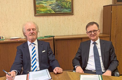 Eugen Schlachter (links) und Peter Ludwig vom Bankhaus Faisst werden bald den Kaufvertrag unterschreiben. Foto: Fischer