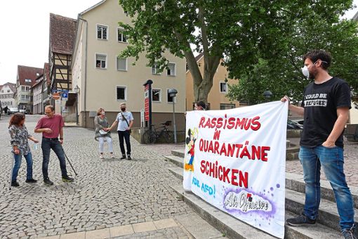 Rassismus keine Chance geben, das forderten Teilnehmer der  Kleindemo auf dem Schloßplatz. Foto: Stopper Foto: Schwarzwälder Bote