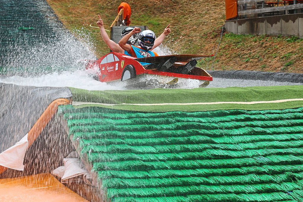 Auch 2020 wird es wieder  größere und kleinere Festivitäten in Schönwald geben, wie hier im Bild der Wettbewerb der Funmobile beim Waterslide-Contest.
