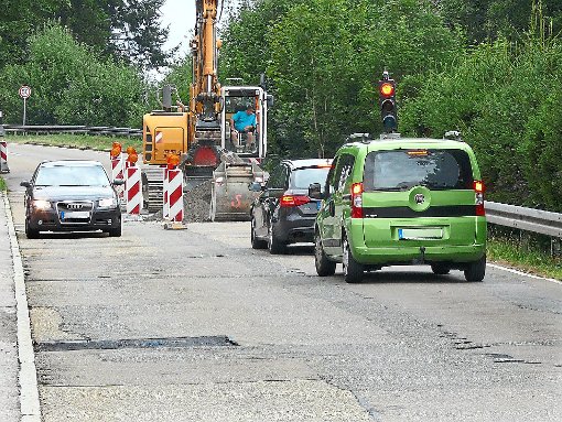 Bevor es an die Sanierung der Schramberger Straße geht, muss der Hang stabilisiert werden.  Foto: Vaas Foto: Schwarzwälder-Bote