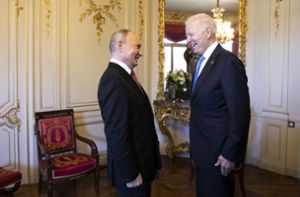 Wladimir Putin und Joe Biden sehen sich in die Augen. Foto: dpa/Peter Klaunzer