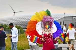 Regenbogenfarben beim deutschen EM-Spiel gegen Ungarn in München Foto: AFP/Kerstin Joensson
