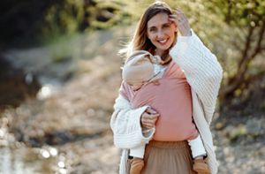 Shaline Wassermann ist als Betreiberin einer Online-Hebammenpraxis vom Fach – und vor kurzem selbst Mutter geworden. Foto: Rona Neff/Gluecksmomente Fotografie